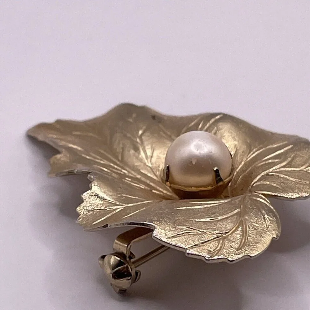 Vintage Sarah Coventry Gold Tone Faux Pearl 3D Leaf‎ Brooch Pin Textured